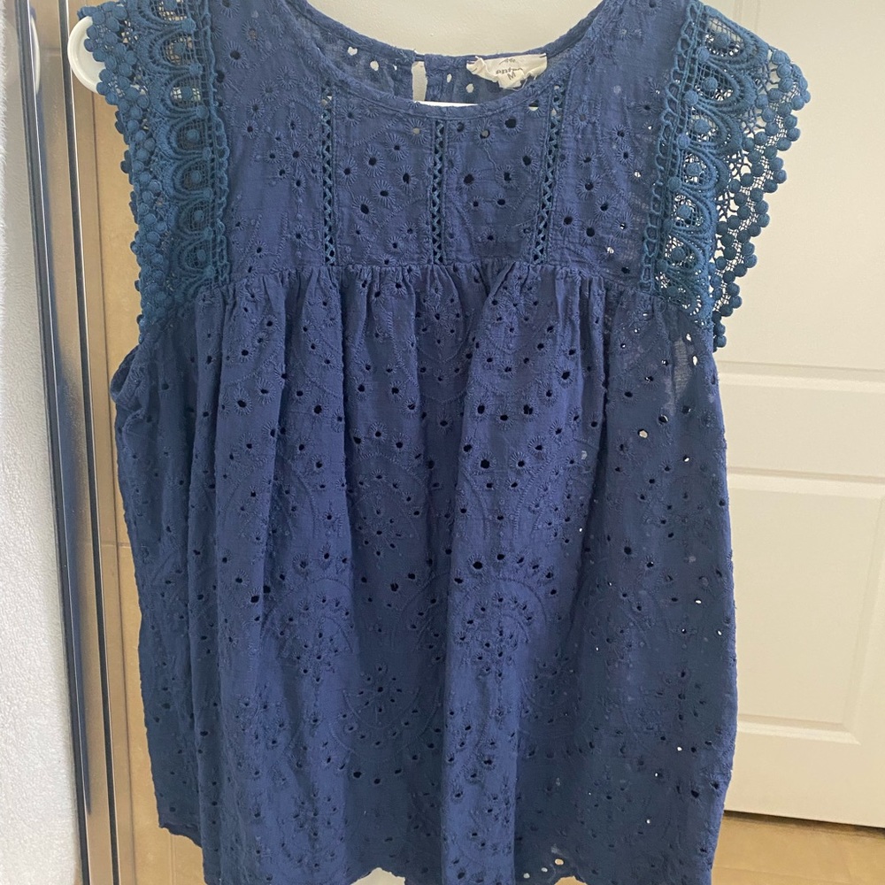 Entro eyelet top